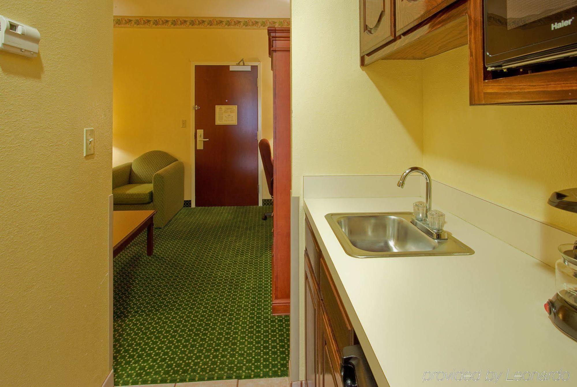 Four Points By Sheraton Dallas Arlington Entertainment District Room photo